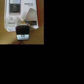 Mobil Nokia E 71 bílo-stříbrný
