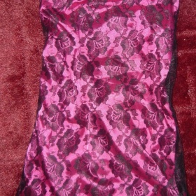 Růžové šaty ze saténu s černou krajkou - foto č. 1