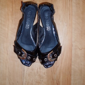 Černé otevřené lesklé baleríny se stříbrnou sponou Aukro