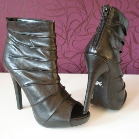 Černé kotníkové botky zn. Shiekh