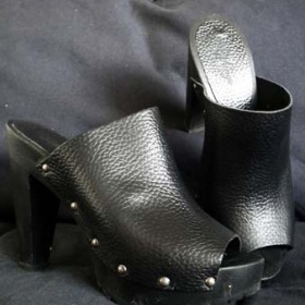 Černé kožené dřeváky Mango