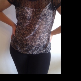 Halenka s krajkovými rameny a zajímavým vzorem Cameui