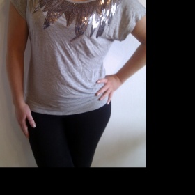 Šedý party top se stříbrnými flitry na jedno rameno F&F