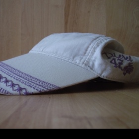 Krémová kšiltovka s fialovými výšivkami značky Diesel