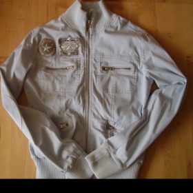 Světlemodrá bunda s náplety značky Madonna - foto č. 1