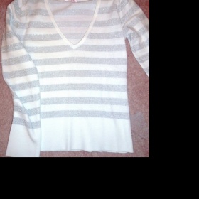 Stříbrno bílý pruhovaný svetr s výstřihem do V zn. Orsay