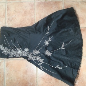 Černé šaty s aplikací