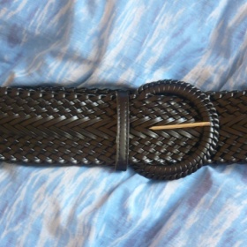 Černý široký,pletený opasek na tuniku s výraznou sponou