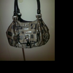 Šedá kabelka přes rameno i do ruky