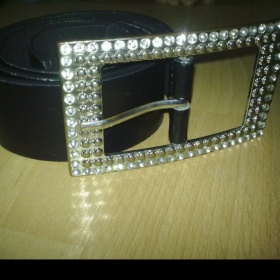Černý středně široký pásek se sponou s kamínky