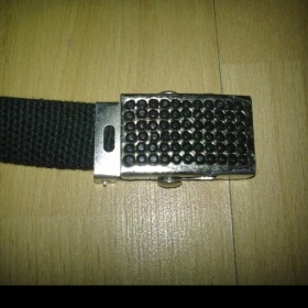 Tenký černý pásek se sponou s černými kamínky