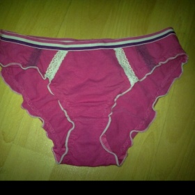Růžové kalhotky s řasením kolem stehen