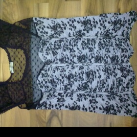 Nabíraný šedočerný top s krajkou Metrofive