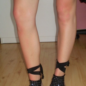 Černé žábky na zavazování kolem nohy zn. 3suisses