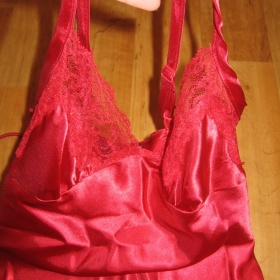 Rudá košilka F & F s maskou na oči