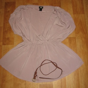 Antická tunika v barvě nude s hnědým páskem HM