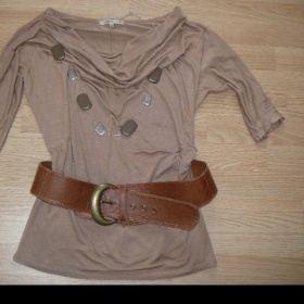 Velbloudí tunika se spadeným výstřihem Bershka