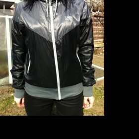 Šedo-černá bunda nike s kapucí