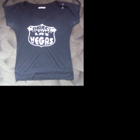 Černé tričko s bílým nápisem