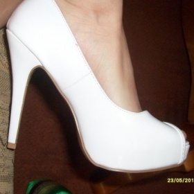 Bílé lakované lodičky Qupid