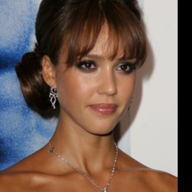 Jak vytvořit elegantní uzel na boku