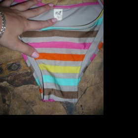 Šedé plavky s barevnými proužky