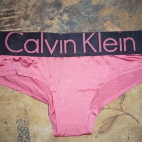 Bokové růžové kalhotky Calvin Klein - foto č. 1