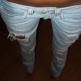 Co se hodí ke světlým trhaným džínům?