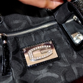 Černá kabelka se stříbrnými detaily