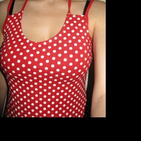 Červený top s bílými puntíky a zajímavě řešenými zády, zn. b.curved