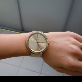 Zlaté hodinky Dkny s velkým ciferníkem