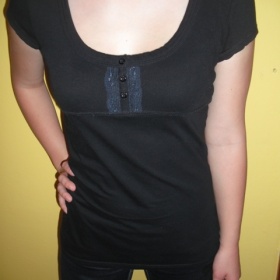 Černé triko s kraječkou a knoflíčkama Terannova - foto č. 1