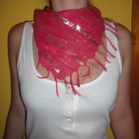 Růžovostříbrný šáteček ze zahraničí