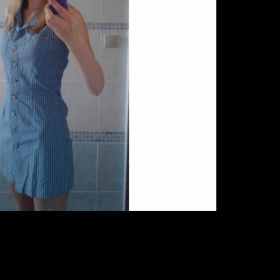 Modré kostičkované šaty - nosí se?