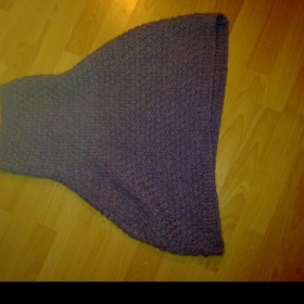 Fialový svetr přes ramena