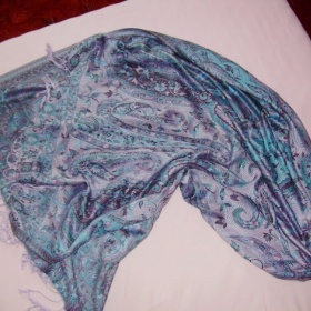 Dlouhá velká orientální šála - k čemu ladit