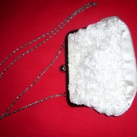 Bílé svatební psaníčko Biou Brigittej