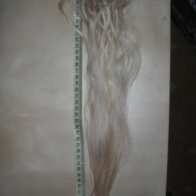 43 pramenů evropských vlasů, původ: ČR, odbarveny na blond