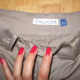 Béžové kraťasy Calliope s puky a mašlí místo pásku