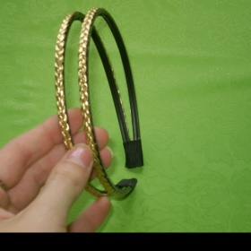 Zlatá dvojitá čelenka