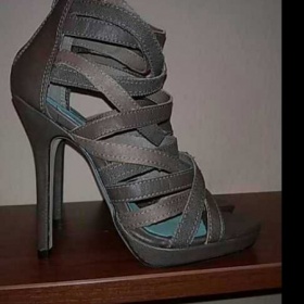 Hnědé vysoké gladiátorky Baťa s pásky