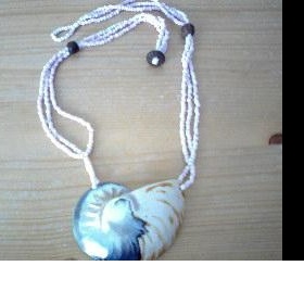 Růžový náhrdelník s korálky a perleťovou mořskou mušlí
