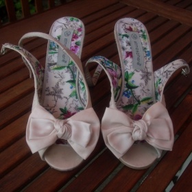 Sametové boty na klínku s mašličkou