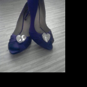 Fialové lodičky s otevřenou špičkou a s aplikací srdíčka