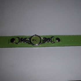 Zelené hodinky s motivem Playboy