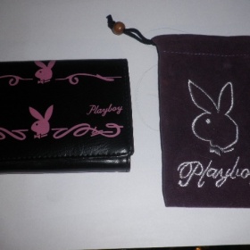 Černofialová peněženka s motivem Playboy + fialové pouzdro na mobil jako dárek