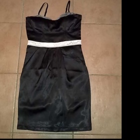 Černé šaty s krémovými vsadkami Amisu