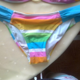 Barevné plavky Roxy