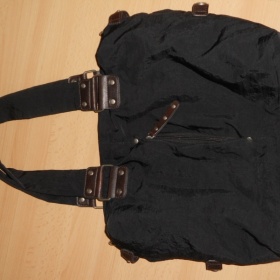 Černá šusťáková kabelka přes rameno Graceland