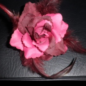 Látková brož na kabelku, sako, do vlasů apod. - bordó